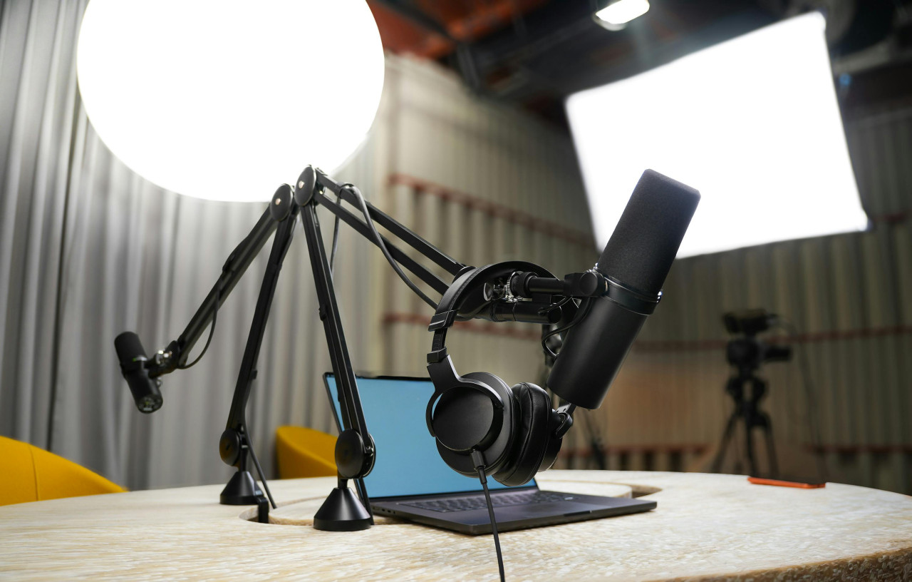 Podcaststudie. Photograf: Jakub Zerdzicki - https://www.pexels.com/da-dk/@jakubzerdzicki.